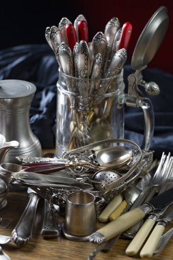 Eski bir arkaplanda gümüş eşyalar.