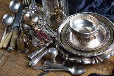 Eski bir arkaplanda gümüş eşyalar.