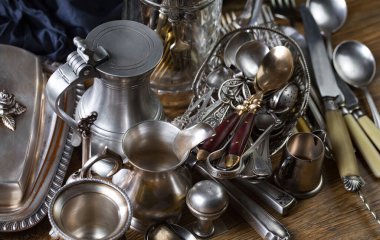 Eski bir arkaplanda gümüş eşyalar.