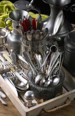 Eski bir arkaplanda gümüş eşyalar.