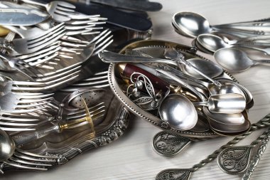 Eski bir arkaplanda gümüş eşyalar.