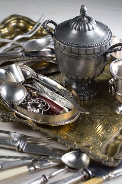 Eski bir arkaplanda gümüş eşyalar.