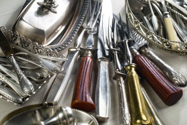 Eski bir arkaplanda gümüş eşyalar.