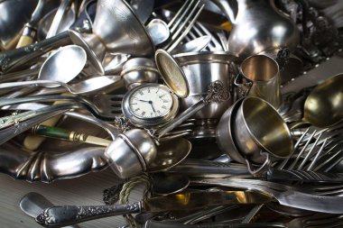 Eski bir arkaplanda gümüş eşyalar.