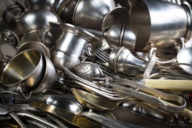 Eski bir arkaplanda gümüş eşyalar.