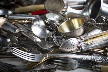 Eski bir arkaplanda gümüş eşyalar.