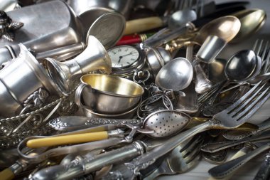 Eski bir arkaplanda gümüş eşyalar.