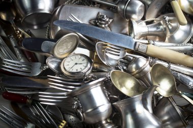 Eski bir arkaplanda gümüş eşyalar.