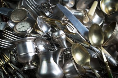 Eski bir arkaplanda gümüş eşyalar.