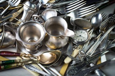 Eski bir arkaplanda gümüş eşyalar.