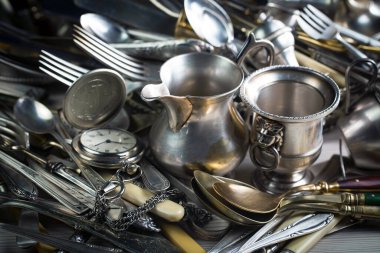 Eski bir arkaplanda gümüş eşyalar.