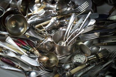 Eski bir arkaplanda gümüş eşyalar.