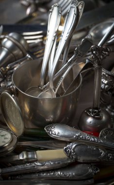 Eski bir arkaplanda gümüş eşyalar.