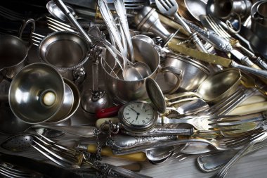 Eski bir arkaplanda gümüş eşyalar.