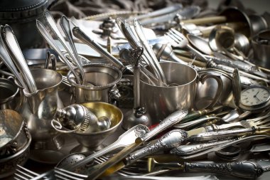 Eski bir arkaplanda gümüş eşyalar.