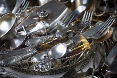 Eski bir arkaplanda gümüş eşyalar.