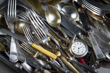 Eski bir arkaplanda gümüş eşyalar.