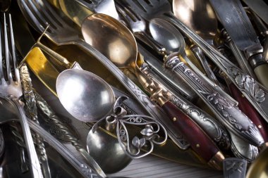 Eski bir arkaplanda gümüş eşyalar.