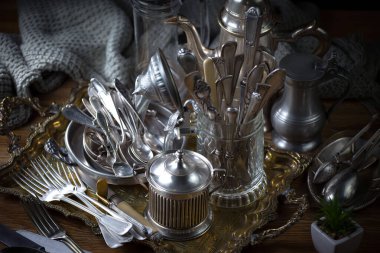 Eski bir arkaplanda gümüş eşyalar.