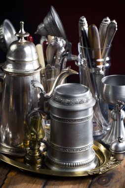 Eski bir arkaplanda gümüş eşyalar.