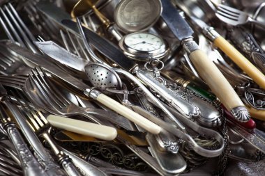 Eski bir arkaplanda gümüş eşyalar.