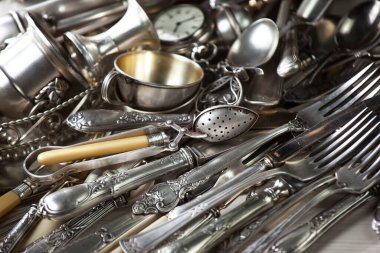 Eski bir arkaplanda gümüş eşyalar.