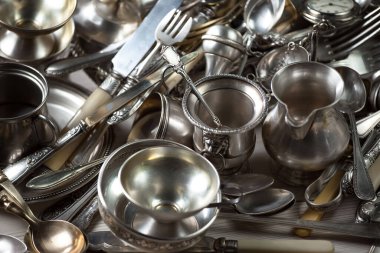 Eski bir arkaplanda gümüş eşyalar.