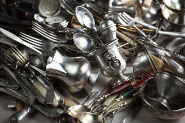 Eski bir arkaplanda gümüş eşyalar.