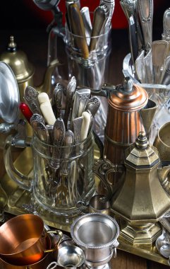 Eski bir arkaplanda gümüş eşyalar.