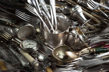 Eski bir arkaplanda gümüş eşyalar.