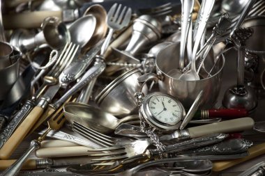 Eski bir arkaplanda gümüş eşyalar.