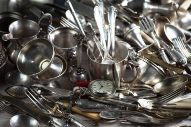 Eski bir arkaplanda gümüş eşyalar.