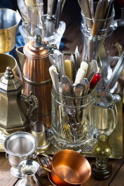 Eski bir arkaplanda gümüş eşyalar.