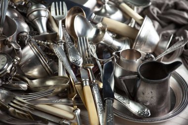 Eski bir arkaplanda gümüş eşyalar.