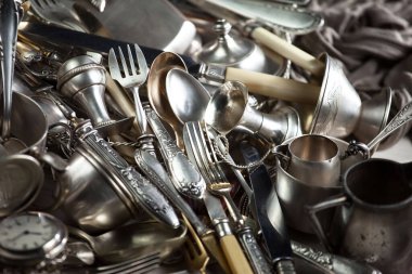 Eski bir arkaplanda gümüş eşyalar.