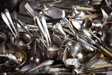 Eski bir arkaplanda gümüş eşyalar.