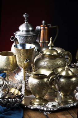 Eski bir arkaplanda gümüş eşyalar.