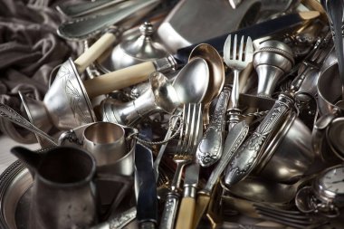 Eski bir arkaplanda gümüş eşyalar.