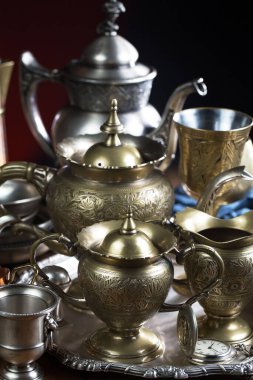 Eski bir arkaplanda gümüş eşyalar.
