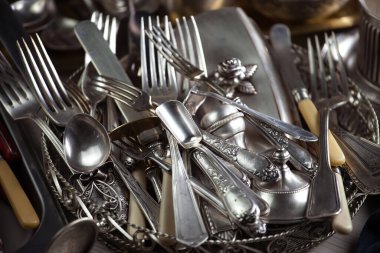 Eski bir arkaplanda gümüş eşyalar.