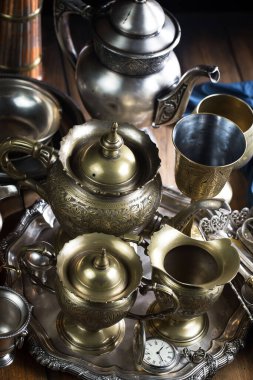 Eski bir arkaplanda gümüş eşyalar.