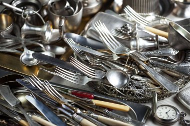 Eski bir arkaplanda gümüş eşyalar.