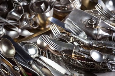 Eski bir arkaplanda gümüş eşyalar.