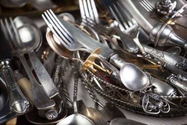 Eski bir arkaplanda gümüş eşyalar.