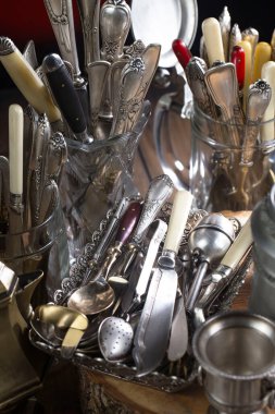 Eski bir arkaplanda gümüş eşyalar.