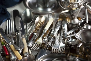 Eski bir arkaplanda gümüş eşyalar.