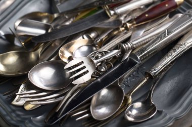 Eski bir arkaplanda gümüş eşyalar.