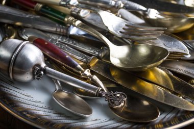 Eski bir arkaplanda gümüş eşyalar.