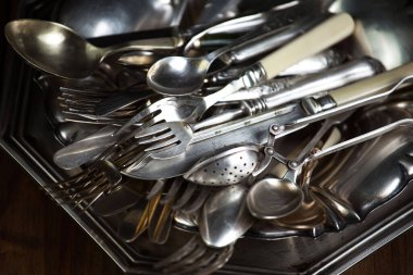 Eski bir arkaplanda gümüş eşyalar.