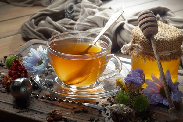 Süßer Heißer Tee Mit Trockenen Teeblättern Auf Altem Hintergrund — Stockfoto